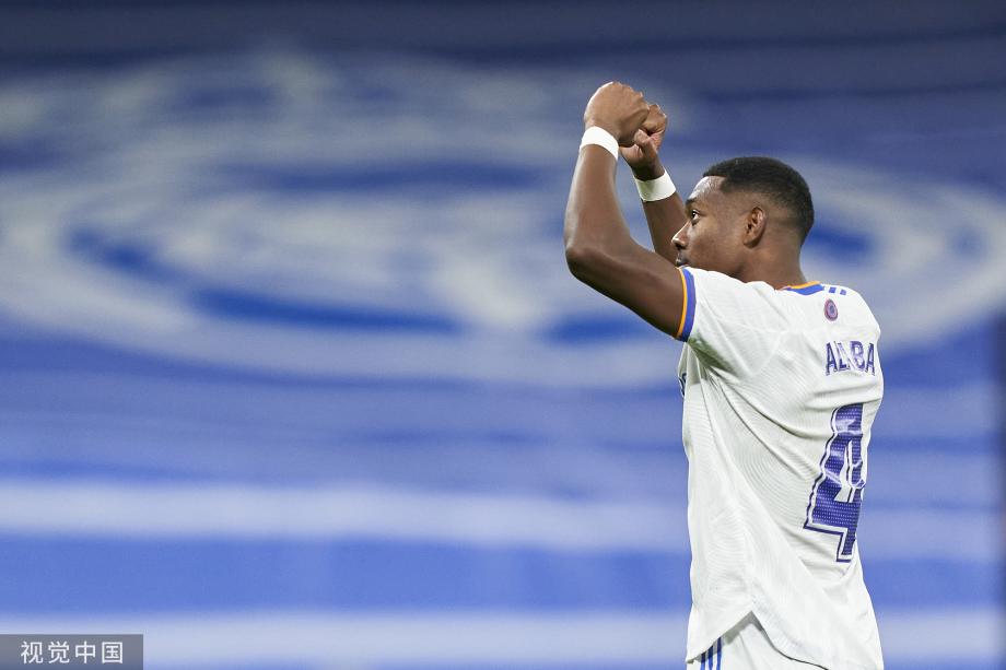 詹姆斯在自 詹姆斯在自